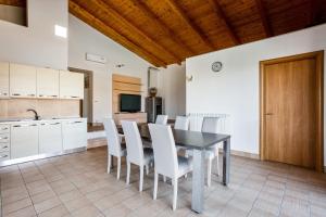 A kitchen or kitchenette at Villa Santoro ai TRE Ulivi con Piscina Privata