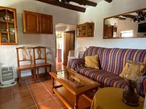a living room with a couch and a coffee table at Alojamiento Rural El Paraíso del Chorro in El Chorro