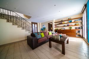 a living room with a couch and a table at VIVIENDA EXCLUSIVA Y CÉNTRICA in Villanueva de Arosa