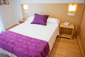 Łóżko lub łóżka w pokoju w obiekcie Hotel Brisa del Mar
