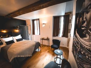 a bedroom with a king sized bed in a room at L'AccrocheCoeur in Saint Malo