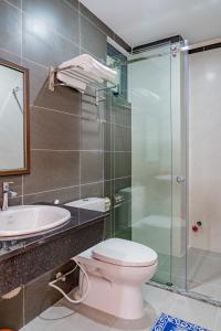 a bathroom with a toilet and a glass shower at Bach Duong Hotel in Xã Thang Tam