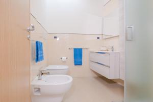 レウカにあるVilletta Ladani Vista Mare Leucaのバスルーム(白いトイレ、シンク付)