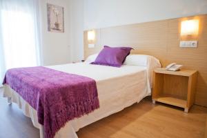 Łóżko lub łóżka w pokoju w obiekcie Hotel Brisa del Mar