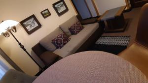 ein Wohnzimmer mit einem Sofa mit Kissen darauf in der Unterkunft Resort Kasprowy Wierch in Zakopane