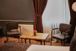 A seating area at Zengin City Hotel