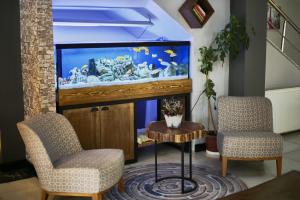 A television and/or entertainment centre at Zengin City Hotel