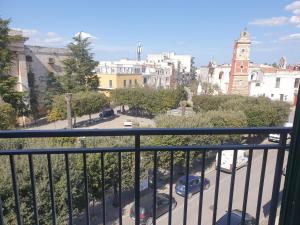 d'un balcon avec vue sur la ville. dans l'établissement Lady Room, à Turi