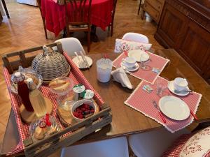 - une table en bois avec de la nourriture dans l'établissement B&B Sotto Al Bosco, à Spiazzo
