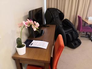 TV a/nebo společenská místnost v ubytování Ocean Breeze Hotel