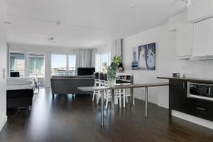 A kitchen or kitchenette at Hotell Kungshamn Suites
