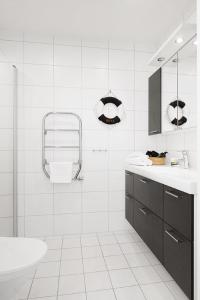 Ett badrum på Hotell Kungshamn Suites