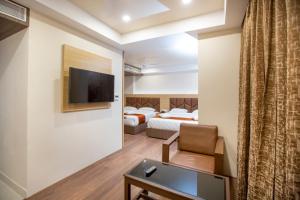 Postel nebo postele na pokoji v ubytování Lee-Benz ARK HOTEL