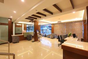 Park Residency Airport Road的电视和/或娱乐中心