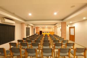 Park Residency Airport Road商务区和/或会议室