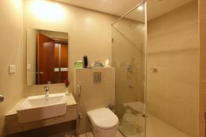 Park Residency Airport Road的一间浴室