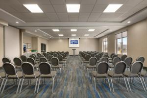 ノーフォークにあるHoliday Inn Express Hotel & Suites Norfolk Airport by IHGの会議室(椅子、表彰台付) +37枚の写真