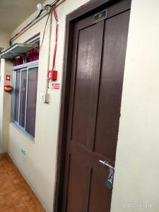 een houten deur in een kamer met bij AMINA LODGE in Port Blair