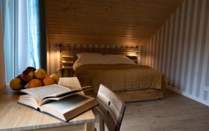 Tempat tidur dalam kamar di Home by the sea SASINO