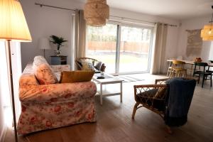 uma sala de estar com um sofá e uma mesa em Home by the sea SASINO em Sasino