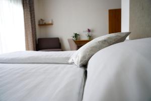 Ein Bett oder Betten in einem Zimmer der Unterkunft Walters Weinquartier