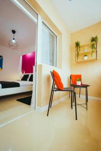 Habitación con mesa, silla y cama en Vero Holiday Apartment, en Mahmudia