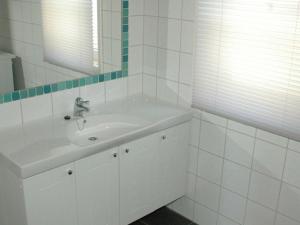Bilik mandi di One-Bedroom Holiday home in Ronneby