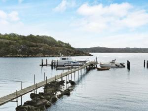 dos barcos están atracados en un muelle en el agua en 4 person holiday home in LYSEKIL, en Lysekil