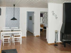 uma sala de jantar e sala de estar com mesa e cadeiras em Two-Bedroom Holiday home in Håcksvik 2 em Håcksvik