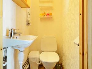 uma pequena casa de banho com WC e lavatório em 4 person holiday home in M nster s em Mönsteras