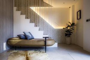 - un salon avec un canapé et un escalier dans l'établissement Jiufen 35, à Jiufen