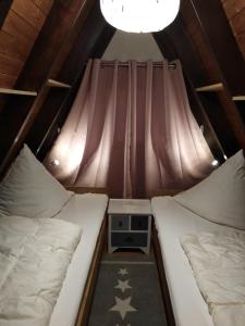 Ліжко або ліжка в номері Eifeler Finnhaus mit Sauna
