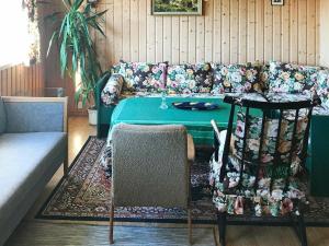 - un salon avec un canapé et une table dans l'établissement Apartment Reksteren, à Haukafer