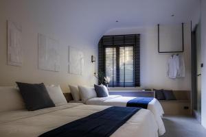 1 dormitorio con 2 camas y ventana en Jiufen 35 en Jiufen