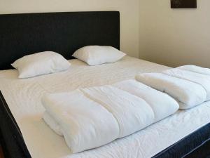 Säng eller sängar i ett rum på Holiday home FIGEHOLM III