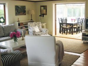 Yxnerumにある7 person holiday home in ÅTVIDABERG-By Traumのリビングルーム(白い椅子、テーブル付) +21枚の写真