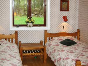 Yxnerumにある7 person holiday home in ÅTVIDABERG-By Traumのツインベッド2台と窓のある寝室