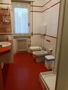 bagno con 2 servizi igienici e lavandino di Guesthouse La Rocca a Grassobbio