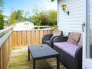 d'une terrasse avec deux chaises et une table. dans l'établissement 5 person holiday home in Uddevalla, à Uddevalla