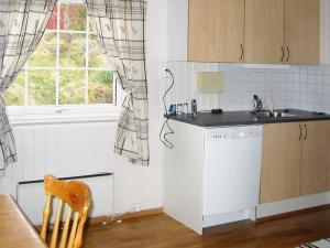 Dapur atau dapur kecil di 7 person holiday home in Stonglandseidet