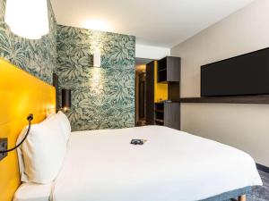 TV a/nebo společenská místnost v ubytování ibis Styles Puteaux Paris La Defense