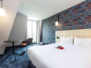 Postel nebo postele na pokoji v ubytování ibis Styles Puteaux Paris La Defense