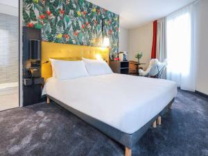 Postel nebo postele na pokoji v ubytování ibis Styles Puteaux Paris La Defense
