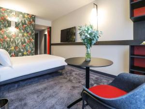 Postel nebo postele na pokoji v ubytování ibis Styles Puteaux Paris La Defense