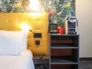 Postel nebo postele na pokoji v ubytování ibis Styles Puteaux Paris La Defense