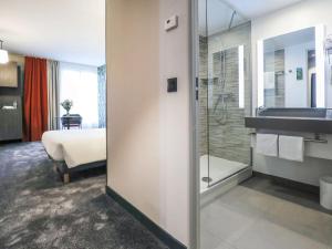 Koupelna v ubytování ibis Styles Puteaux Paris La Defense + 37 fotografií