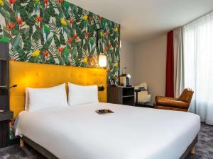 Postel nebo postele na pokoji v ubytování ibis Styles Puteaux Paris La Defense