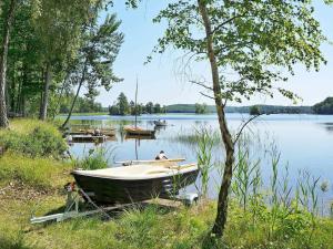 ein Boot am Ufer eines Sees parkt in der Unterkunft One-Bedroom Holiday home in Hästveda in Lur