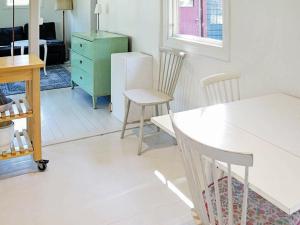 モンステロアスにある5 person holiday home in M nster sのダイニングルーム(テーブル、椅子2脚付)