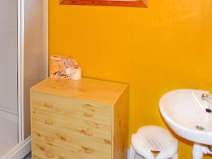 baño con lavabo y tocador de madera en 2 person holiday home in Måndalen-By Traum, en Sæbø